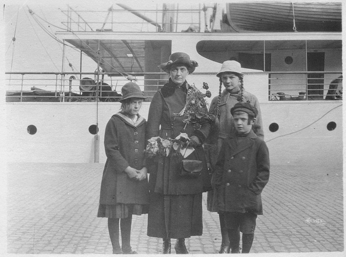 Edvard Gyllingin vaimo Fanny lapsineen 4. toukokuuta 1921 Tukholman satamassa. Fanny on juuri astumassa laivaan ja muuttamassa Neuvosto-Venäjälle.