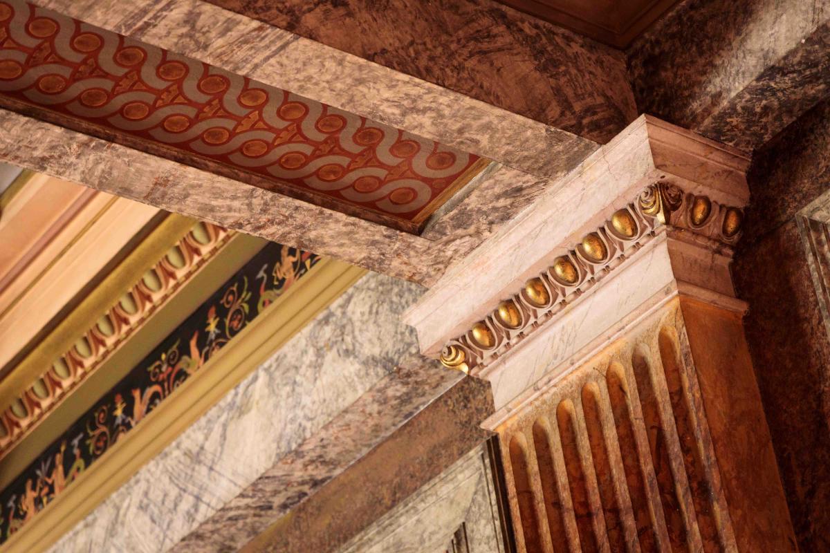 Kuvassa on lähikuva antiikkityylisistä pylväistä.