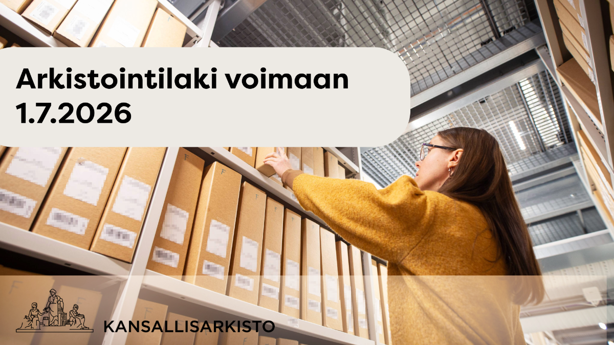 Hyllyrivien välissä oleva arkistotila, jossa henkilö ottaa asiakirjakoteloa hyllystä, kuvan päällä teksti 