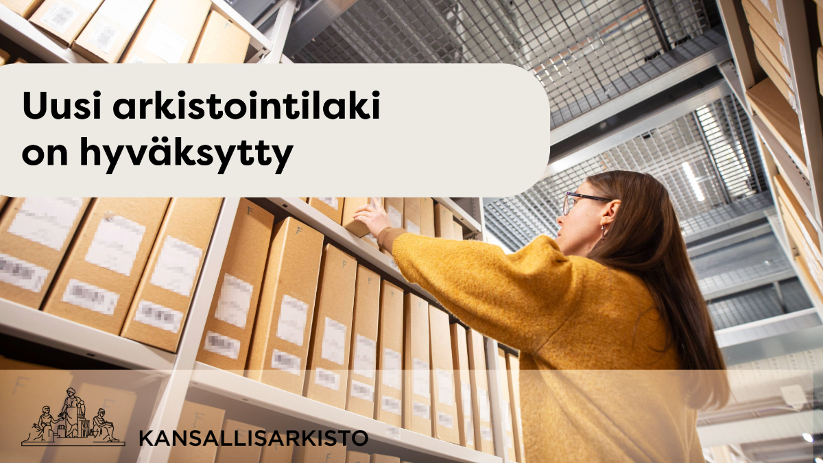 Hyllyrivien välissä oleva arkistotila, jossa henkilö ottaa asiakirjakoteloa hyllystä, kuvan päällä teksti 