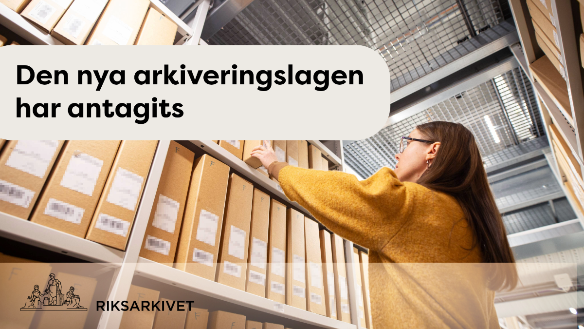 Arkivutrymme mellan hyllrader där en person tar en dokumentlåda från hyllan; över bilden finns texten 