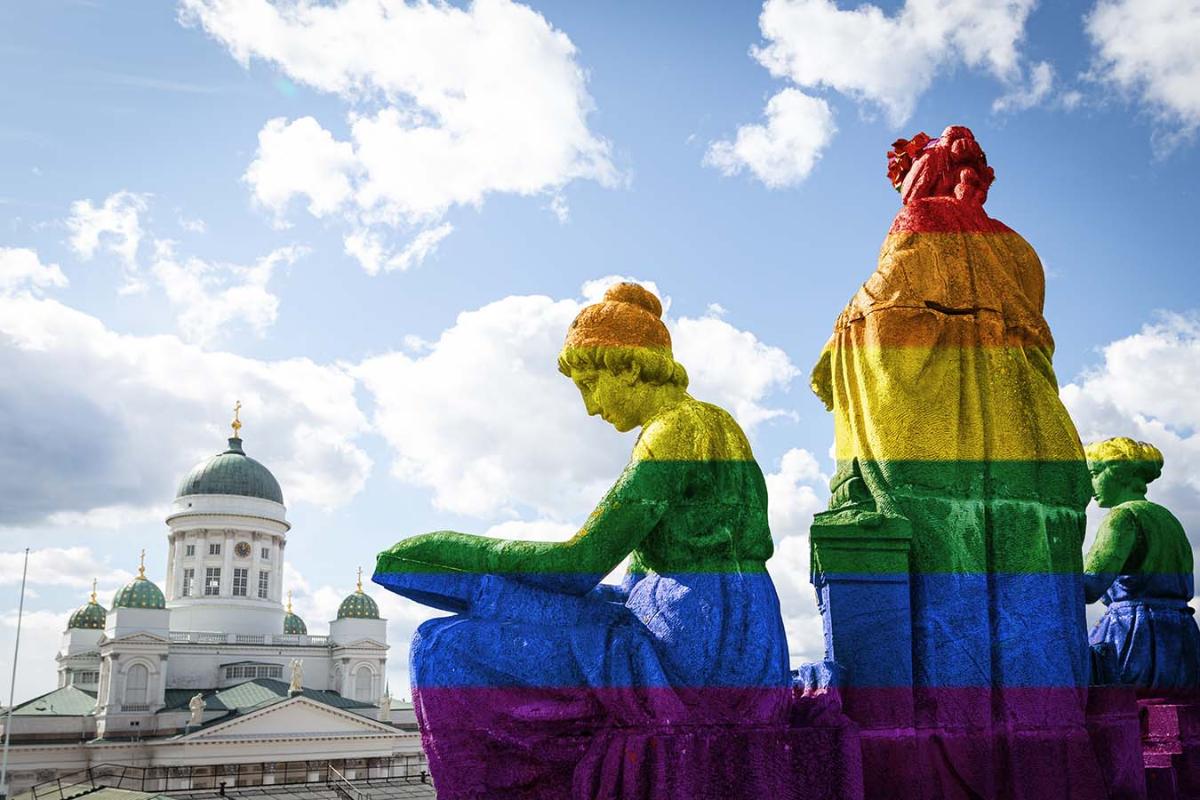 Kleio-patsas sateenkaaren väreissä, kuvaa on käsitelty.