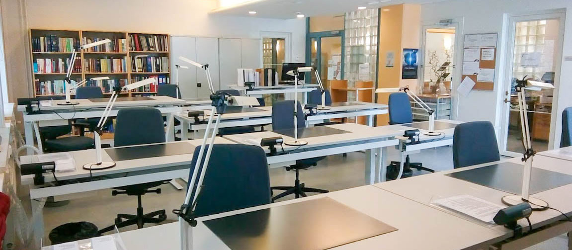 Mikkelin toimipaikan tutkijasalissa on sähköpöydät.