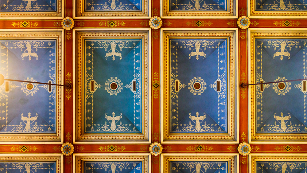 Kansallisarkiston sisäkatto, väreinä kulta, sininen ja punainen 
