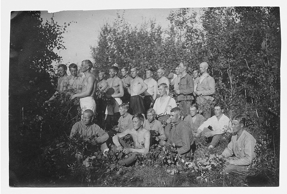 Suomalaisia punapakolaisia Išhoran leirillä vuonna 1920.