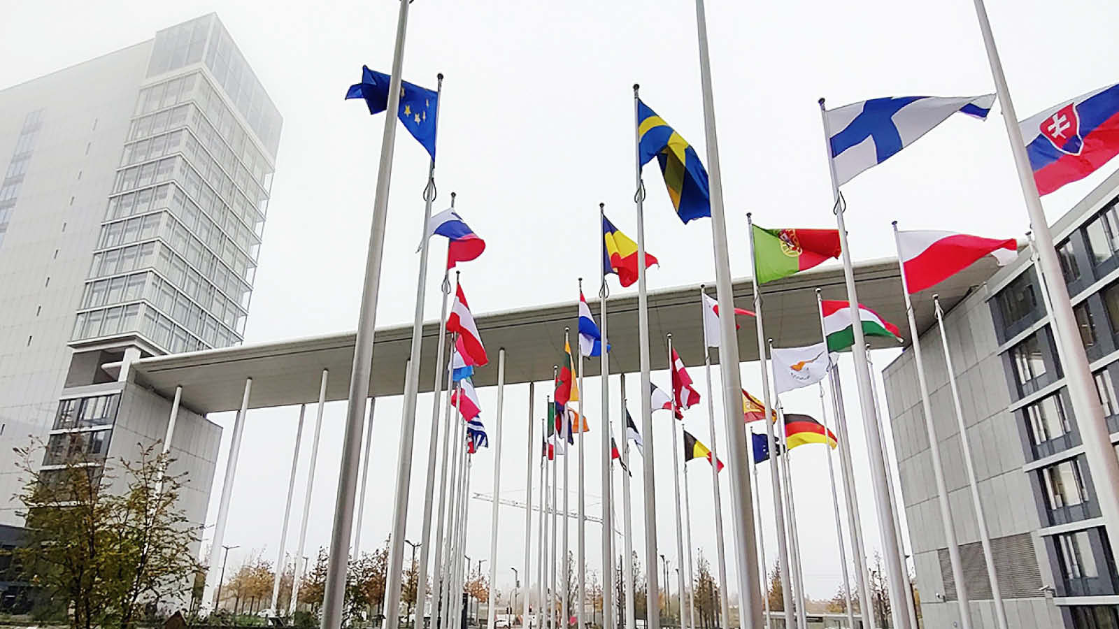 Suomen lippu liehui Konrad Adenauer -rakennuksen sisäpihalla.