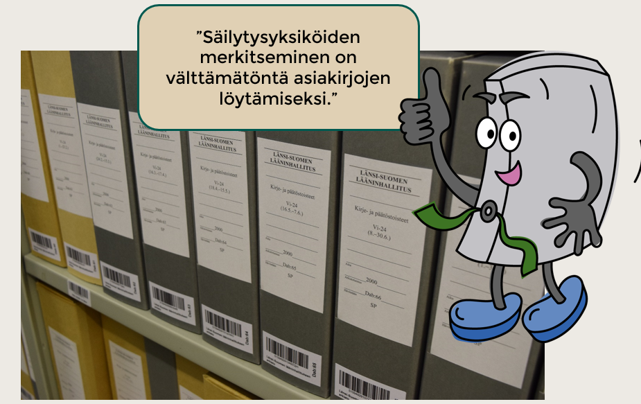 Arkistokotelo-piirroshahmo muistuttaa, että säilytysyksiköiden merkitseminen on välttämätöntä, taustalla kuva arkistokoteloista.