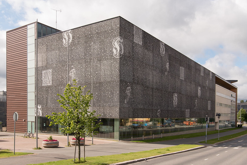 Kuvassa Kansallisarkiston harmaa arkistorakennus Hämeenlinnassa kesäpäivänä.